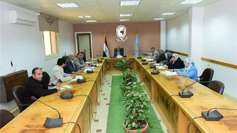 رئيس جامعة سوهاج يجتمع مع مركز التجارب والبحوث الزراعية