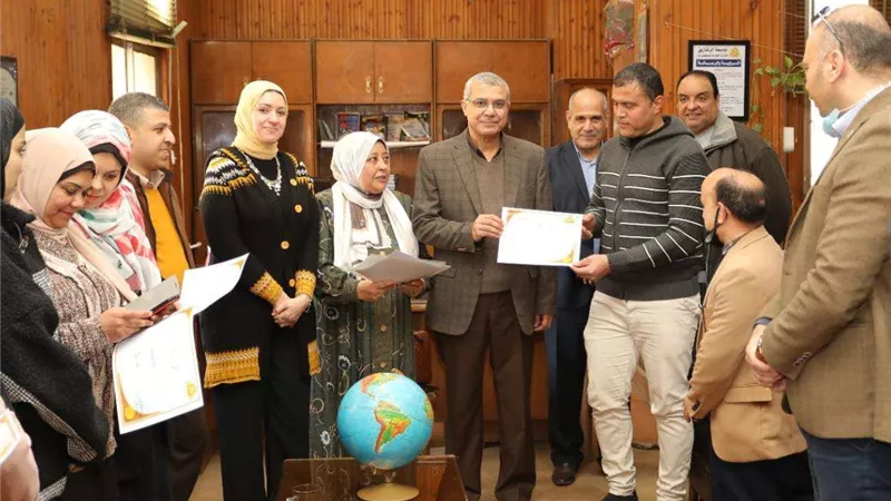 رئيس جامعة الزقازيق يكرم عددًا من أخصائيي المكتبات