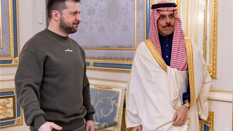 وزير الخارجية السعودي يصل كييف و يلتقي بزيلينسكي