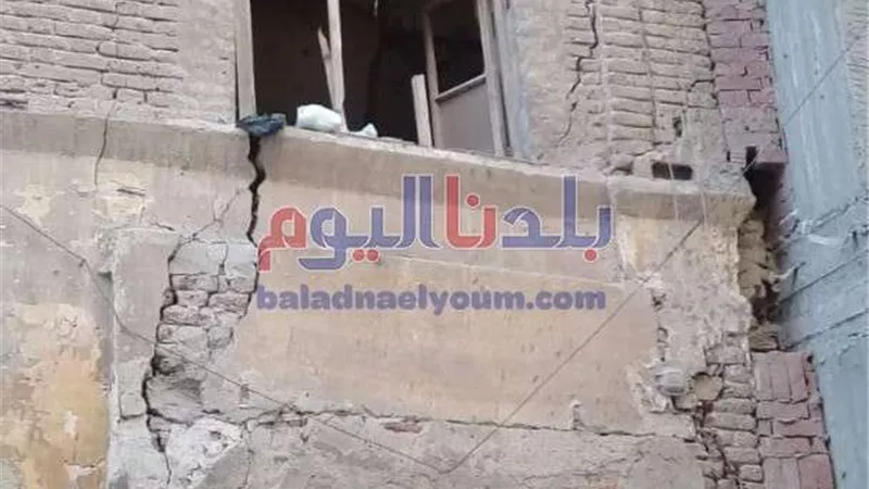 فرض كردون أمنى حول عقار بدمنهور بعد سقوط أجزاء منه