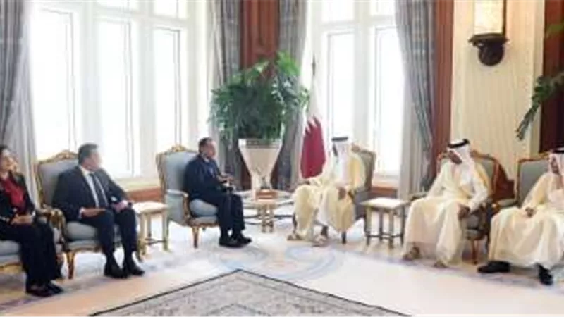 أمير دولة قطر يؤكد حرص الدولة على تعزيز العلاقات الاقتصادية