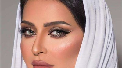 خبيرة تجميل شهيرة.. تثير الجدل على منصات التواصل الإجتماعي بإرتباطها