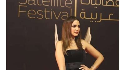 في أول ظهور لها بعد زفافها.. درة تتألق بالأسود على الريد كاربت