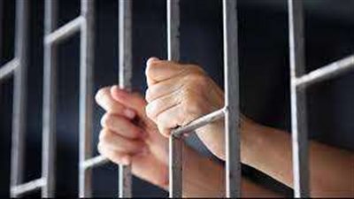 السجن المشدد 7 سنوات لعاطل وطفل لشروعهم بسرقة شخص بالزاوية الحمراء