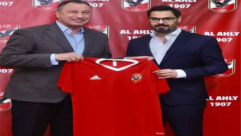 الخطيب يهدى درع وقميص وعلم النادى الاهلى لرئيس الاتحاد العربي للكرة الطائرة