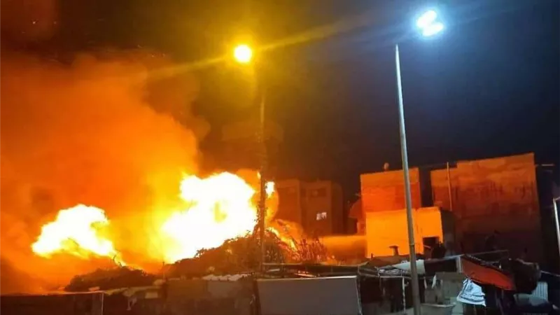 إخماد حريق نشب أعلى سطح عقار تجاري بحلوان