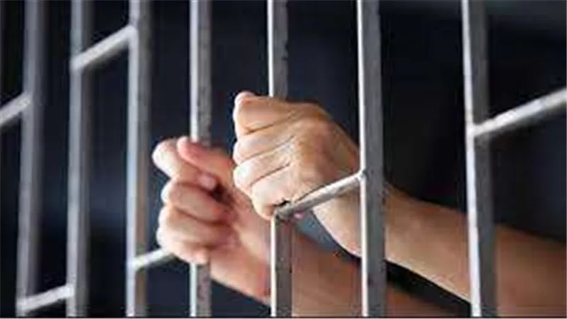 السجن المشدد 7 سنوات لعاطل وطفل لشروعهم بسرقة شخص بالزاوية الحمراء