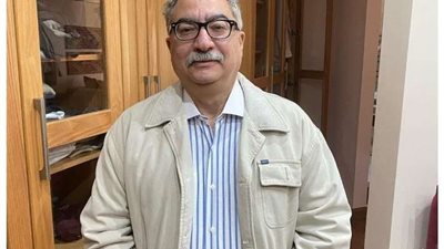 في ذكرى ميلاده.. شاهد إبراهيم عيسى يرتدي جاكيت أهداه له أحمد زكي