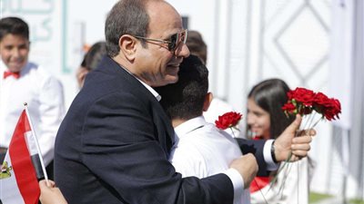 الرئيس السيسي يشهد عروضًا فنية بمسرح مدرسة المتفوقين في المنيا الجديدة