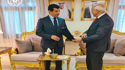 الإسماعيلي يهدي درع وعلم النادي للسفير القطري