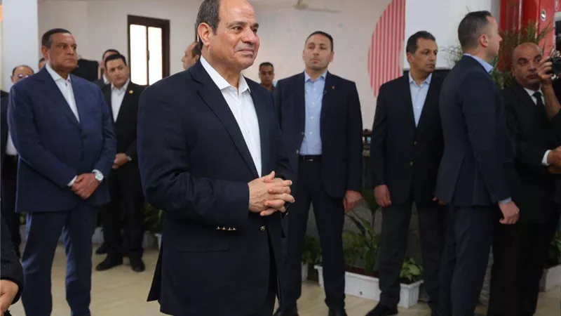 الرئيس السيسي يشارك بصور تذكارية مع الطلبة وأسرهم بمدرسة المتفوقين