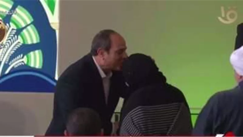 الرئيس السيسي يقبل رأس والدة شهيد.. ويؤكد: «أنا اتشرفت بيكي»