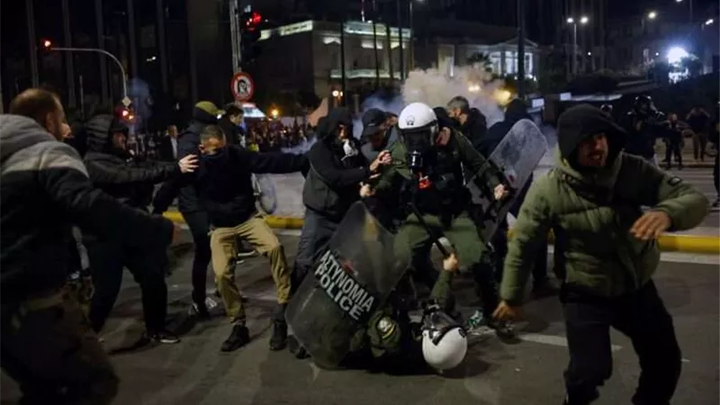 عقب حادث القطارين.. الإحتجاجات تضرب اليونان