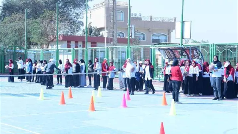 رئيس جامعة سوهاج يتفقد التدريبات العملية لمقرر اللياقة البدنية بالتربية الرياضية