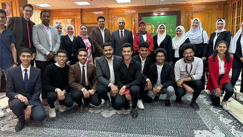 تكريم طلاب فنية المنيا المشاركين بأعمال التجميل لزيارة الرئيس