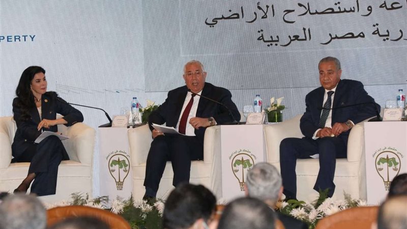 وزير الزراعة في جلسة
