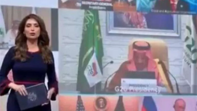 مذيعة قناة قطرية تثير السخرية على الهواء