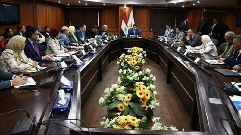 وزير الشباب والرياضة يطالب بالالتزام بترشيد الإنفاق