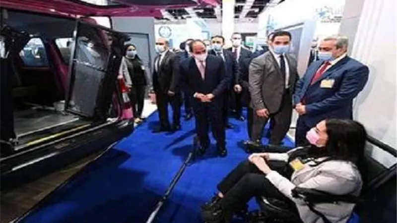 رئاسة الجمهورية توثق لحظة تفقد السيسى لأجنحة معرض النقل الذكى