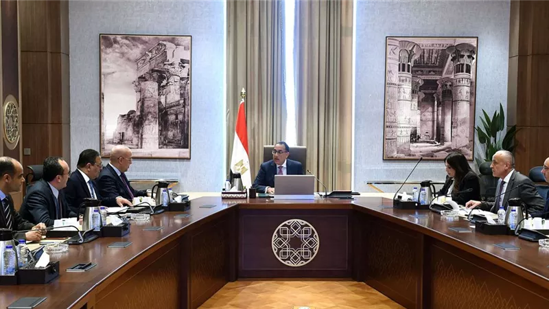 رئيس الوزراء يراجع مع وزير الإسكان موقف إجراءات وقواعد تحصيل مستحقات الدولة وتقنين أوضاع الأراضي المنضمة لأحوزة المدن الجديدة