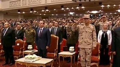 الرئيس السيسي يقف لتحية الشهداء أثناء العرض التسجيلي عن تضحيات القوات المسلحة