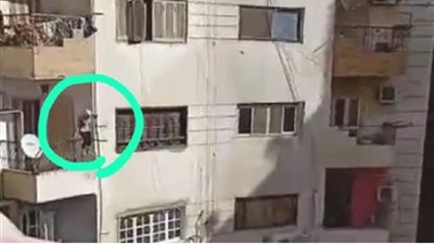 محاولة انتحار فتاة من شرفة منزلها والأهالي يتدخلون لإنقاذها (التفاصيل)