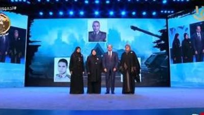 الرئيس السيسي يلتقط صورا تذكريا وسط أمهات شهداء مثلث القيادة