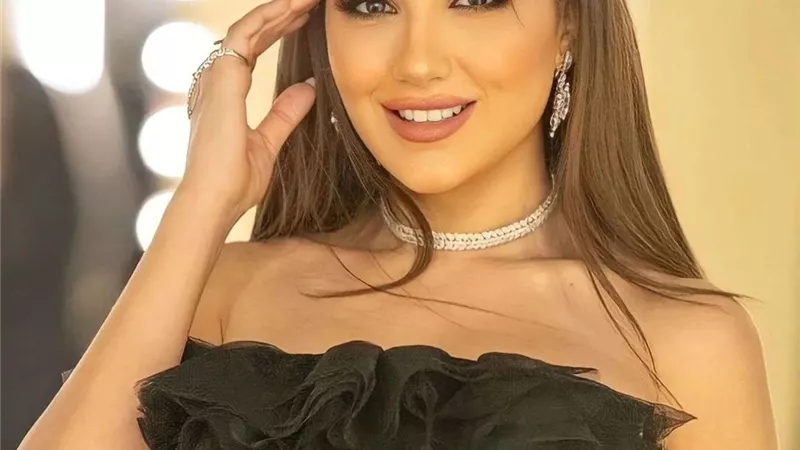 بفستان أسود..شاهد أحدث إطلالات الفنانة مي عمر 