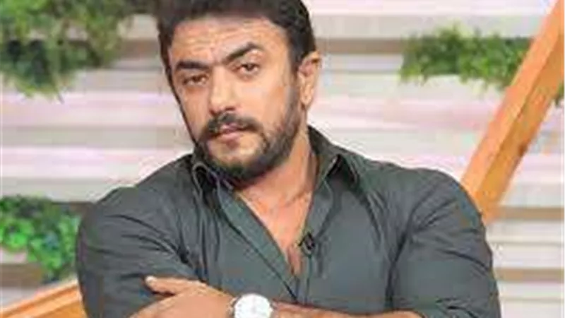 بالأحضان..  سيدة مصرية تستقبل أحمد العوضي بحفاوة