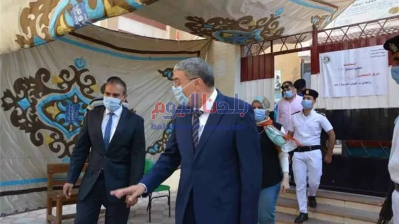 محافظ المنيا يتابع انتظام سير العملية الانتخابية بعدد من اللجان