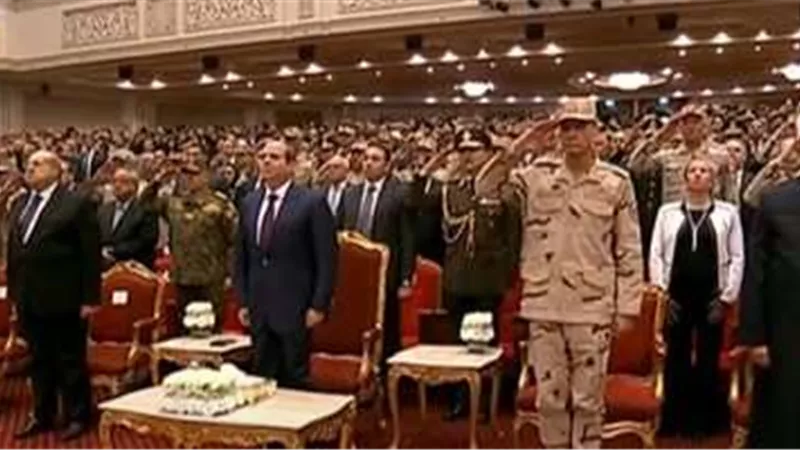الرئيس السيسي يقف لتحية الشهداء أثناء العرض التسجيلي عن تضحيات القوات المسلحة