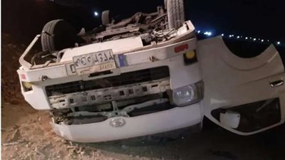 إصابة 13 شخصًا إثر انقلاب ميكروباص أعلى محور 26 يوليو