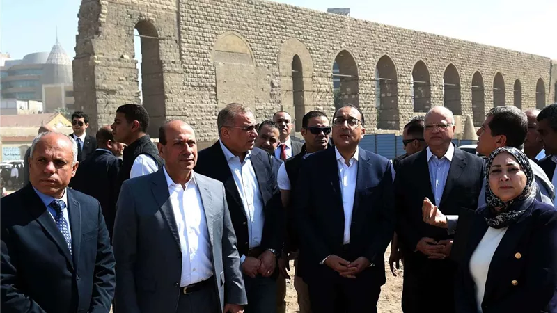 رئيس الوزراء يتفقد أعمال المرحلة الثانية من مشروع تطوير سور مجرى العيون