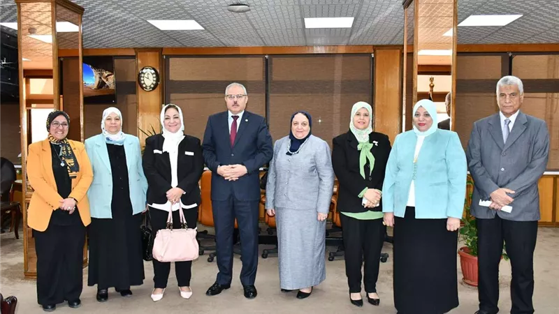رئيس جامعة قناة السويس يستقبل فريق الاعتماد والجودة
