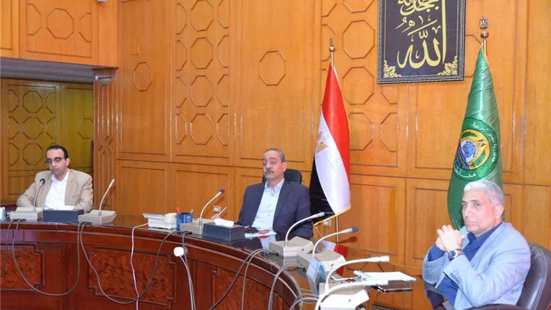 محافظ الإسماعيلية يستعرض جهود المجلس القومي للسكان
