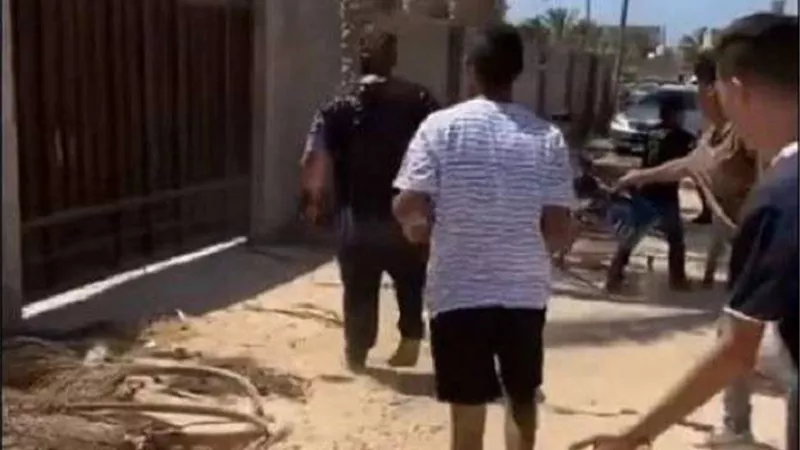 تداول مقطع فيديو لأطفال يعتدون على مريض نفسي في الشارع (التفاصيل)