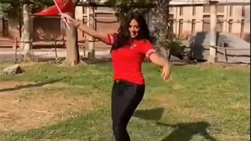 قبل الماتش.. وصلة رقص لـ رانيا يوسف بقميص الأهلي (فيديو)