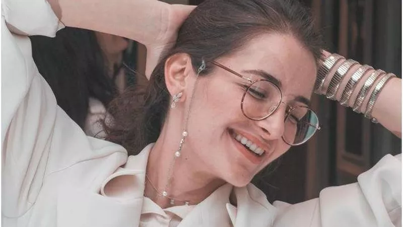 شاهد.. سقوط شام ابنة أصالة وإصابة رأسها أثناء التزلج