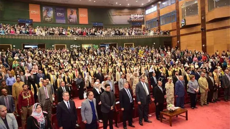 محافظ سوهاج ورئيس الجامعة يشهدان حفل تخرج الدفعه ٢٧ من طلاب كلية الطب البشري