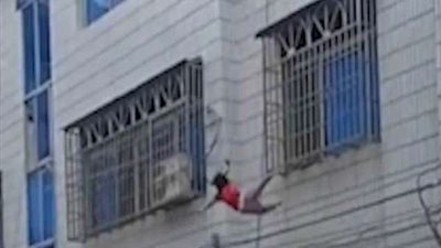 مصرع طفل إثر سقوطه من الطابق الخامس بالهرم