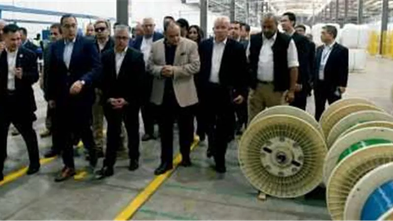 رئيس الوزراء يتفقد مصنع مجموعة 