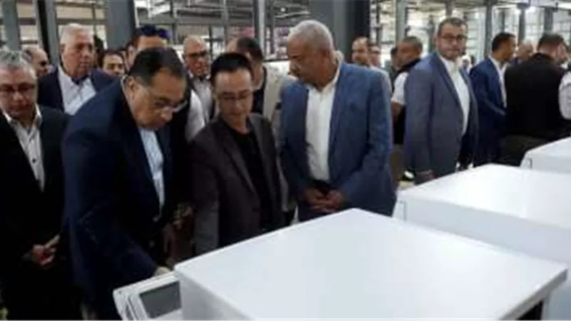 رئيس الوزراء يتفقد مصنع شركة 