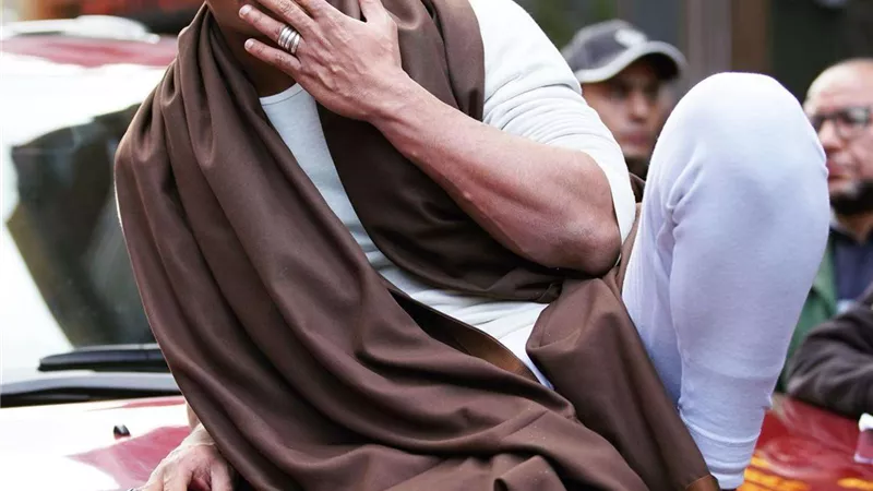 محمد رمضان يدخن فوق سيارة..ننشر الصورة الأولى من مسلسل جعفر العمدة