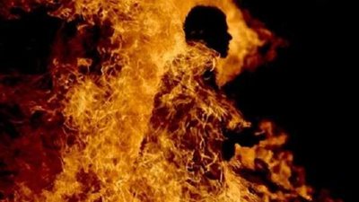 شاب يشعل النار في جسد جده بعدما ضبطه يمارس الرذيلة مع فتاة
