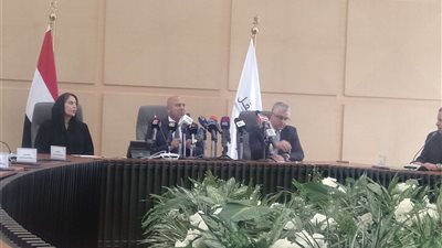 خاص| وزير النقل:  بدءاً من الغد يتم تطوير محطة الركاب بميناء الغردقه