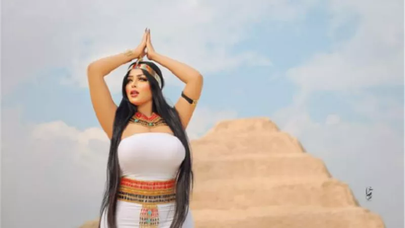 بسبب فوتو سيشن الهرم.. القصة الكاملة لتحويل عارضة أزياء إلى النيابة العامة