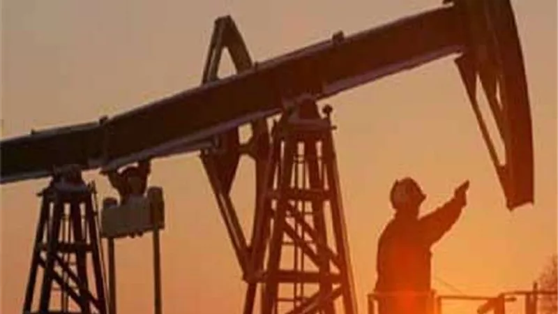 أسعار النفط تنخفض 2% مع نقاش أعضاء أوبك+ بشأن سياسة الإنتاج فى 2021