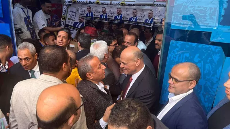 أحاديث ودية بين الصحفيين وميري على هامش الانتخابات