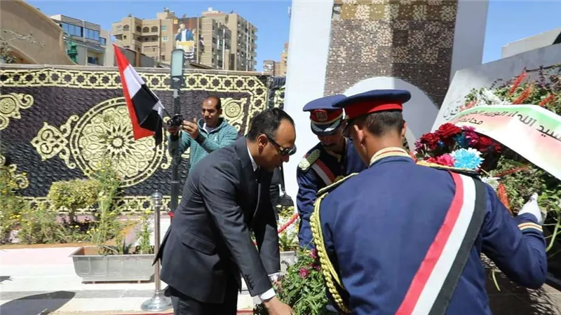 نائب محافظ المنيا يضع إكليلًا من الزهور على النصب التذكاري بمناسبة العيد القومي 104