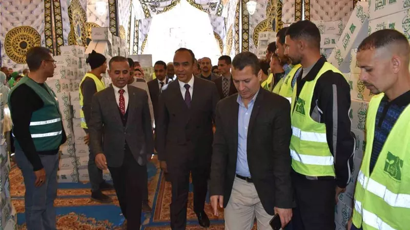 نائب محافظ المنيا يتفقد أعمال تجهيز 3500 كرتونة مواد غذائية